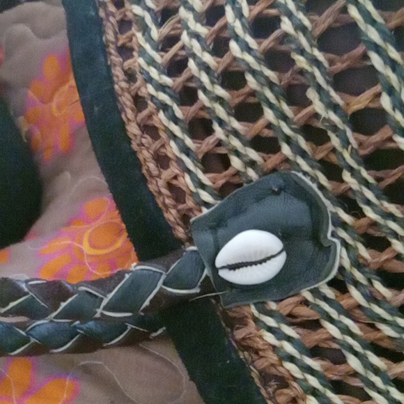 A Beautiful Weaved Bag. - Picture 2 of 5